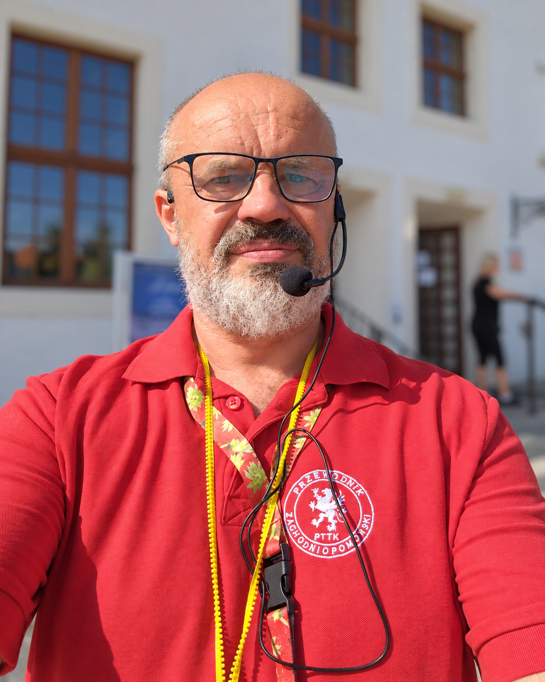 Ryszard Zuba, przewodnik PTTK, na dziedzińcu zamku w Szczecinie